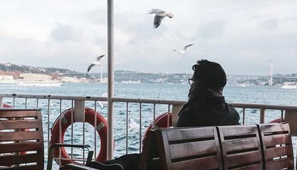 拉都拉不住，比甲前锋戴维球衣都被扯坏了但依旧打入进球