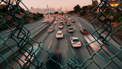 拉都拉不住，比甲前锋戴维球衣都被扯坏了但依旧打入进球